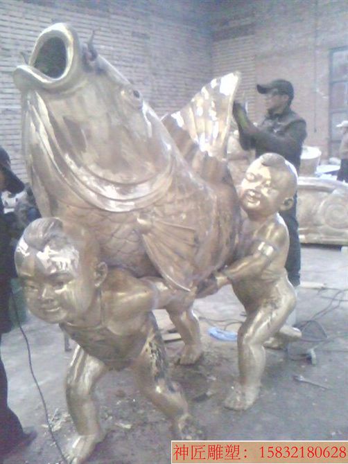 两个小孩抱鱼铜雕塑
